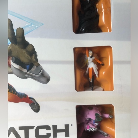 Monopoly “Overwatch” Gamer Collectors Edition - Picture 4 of 5